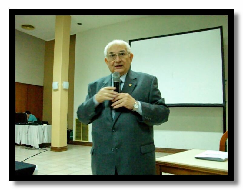 Entre los profesionales propuestos, fue distinguido , por sus valores ticos y compromiso con el ser humano, el Dr. Franklin Moyano quien fuera Docente de la Facultad.